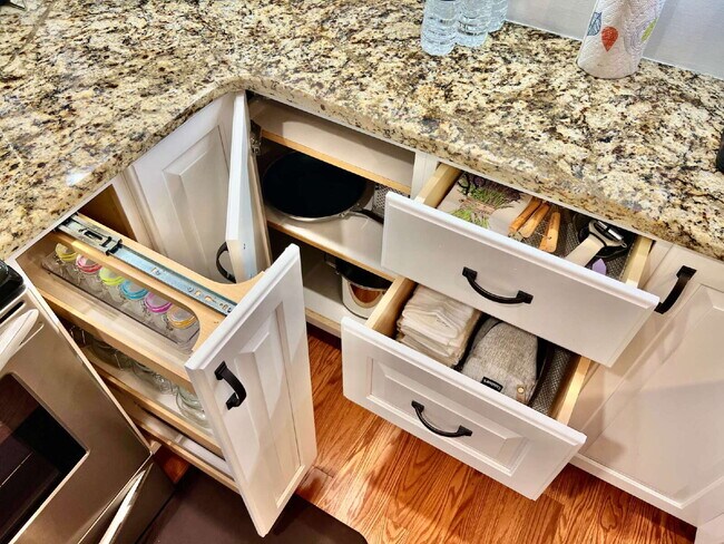 Building Photo - FULLY FURNISHED LUXURY CONDO!