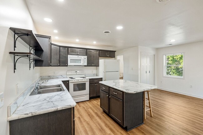 Building Photo - Charming and Private 1 Bedroom- Thursday 7...