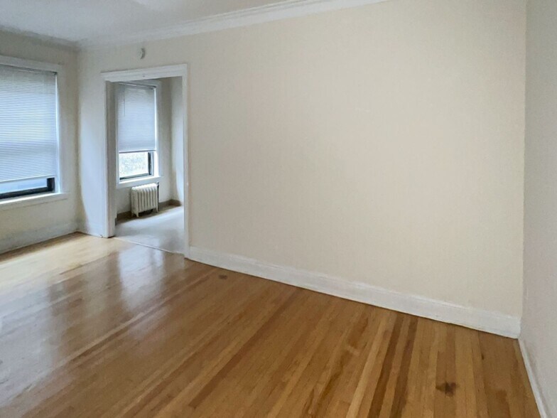 Building Photo - 627 W Melrose St