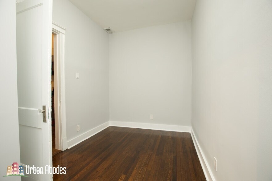 Building Photo - 3649 W Montrose Ave