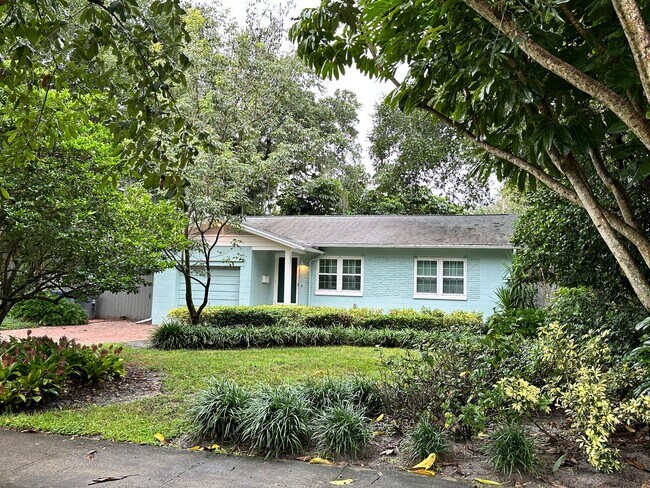 Building Photo - Stunning 3/2 Bungalow near the historic di...