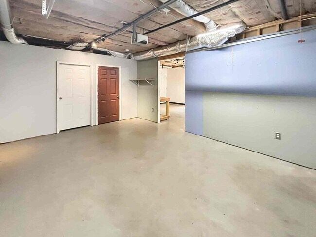 Building Photo - 670 Mitchell Dr