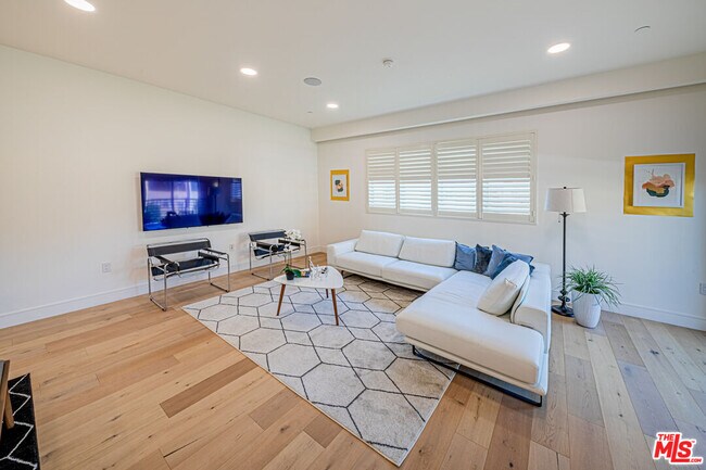 Building Photo - 6142 1/2 Lexington Ave