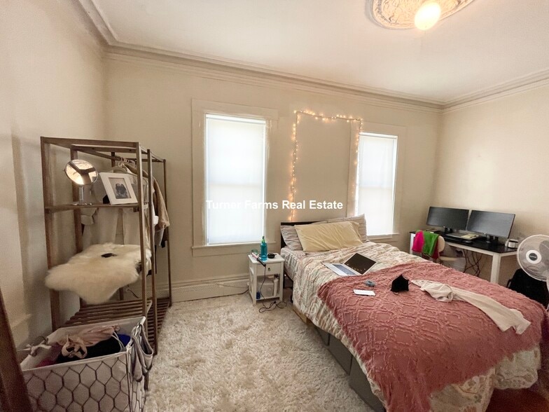 Building Photo - 53 W 7th St