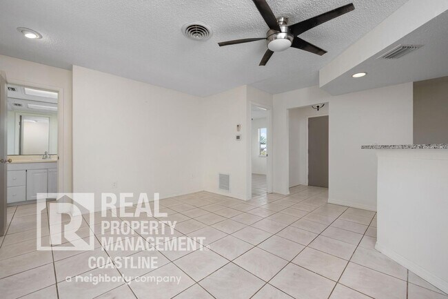 Building Photo - Welcome to Your Venice Oasis!