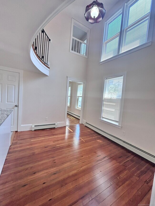 Building Photo - 32 Starr St