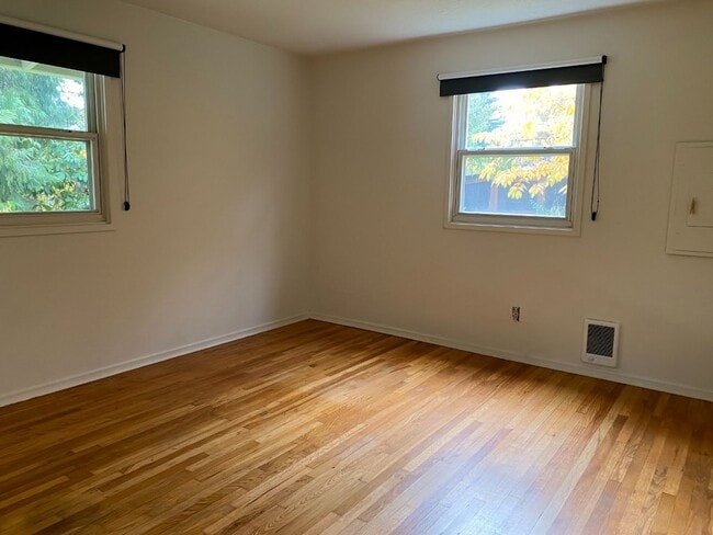 Building Photo - Adorable White Salmon Home!