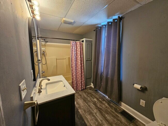 Building Photo - 526 Ridge St