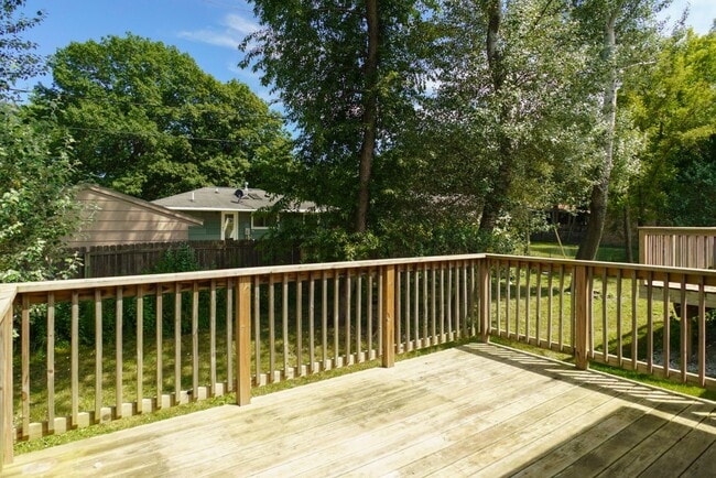 Building Photo - 3 Bedroom Townhome Available August 1st, 2026