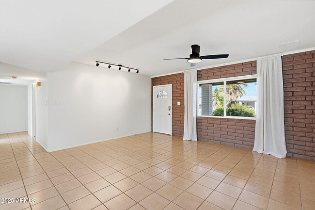 Building Photo - 1321 E Townley Ave