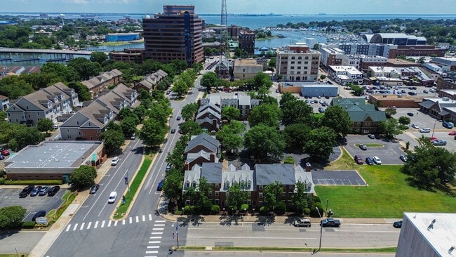 Building Photo - Updated Brick Condo in the Heart of Downto...