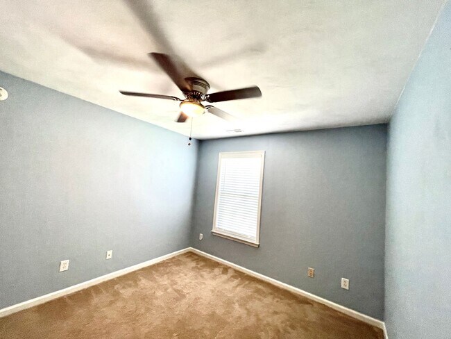 Building Photo - Beautiful large Castleton home