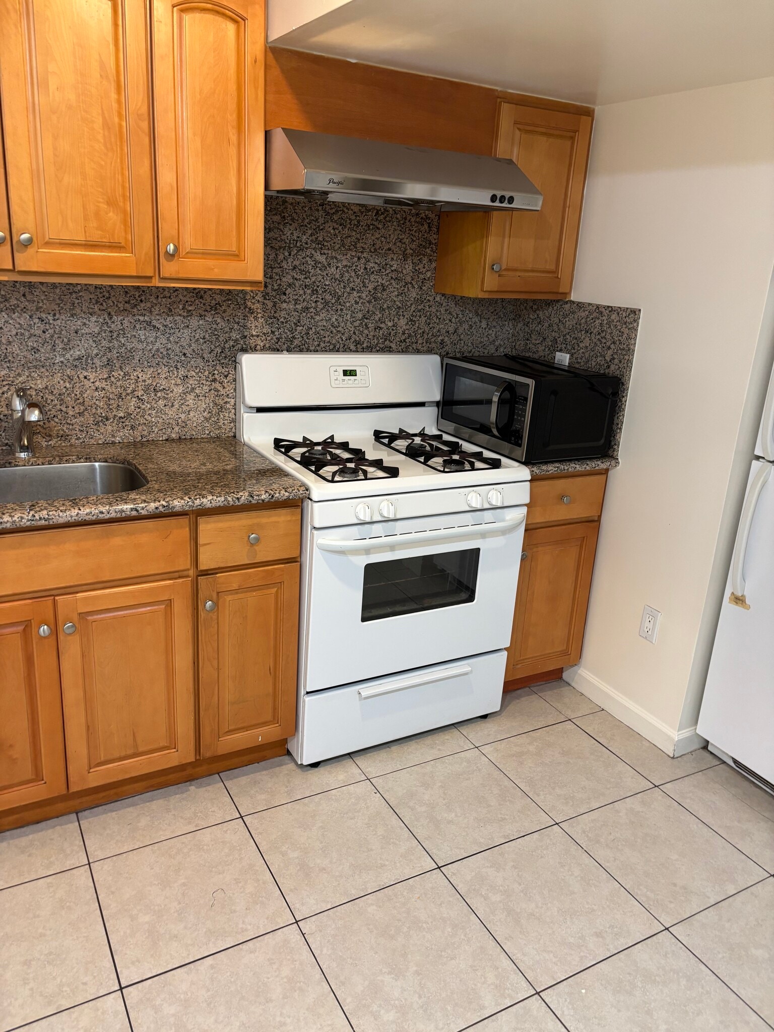 Building Photo - 2550 35th Ave