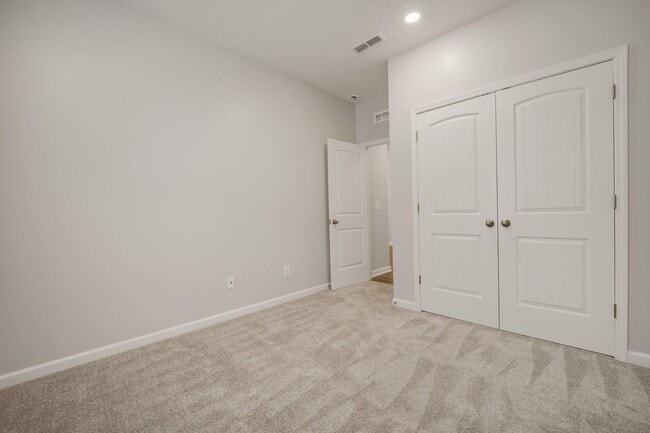 Building Photo - Spacious 5-Bedroom Home with Modern Upgrad...