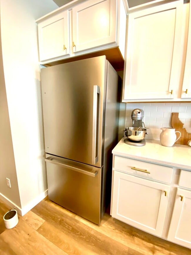 Building Photo - 3 Bedroom 2.5 Bath w/Community Pool AVAILA...