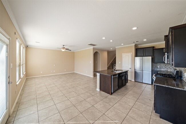 Building Photo - 667 Oak Cir Dr E