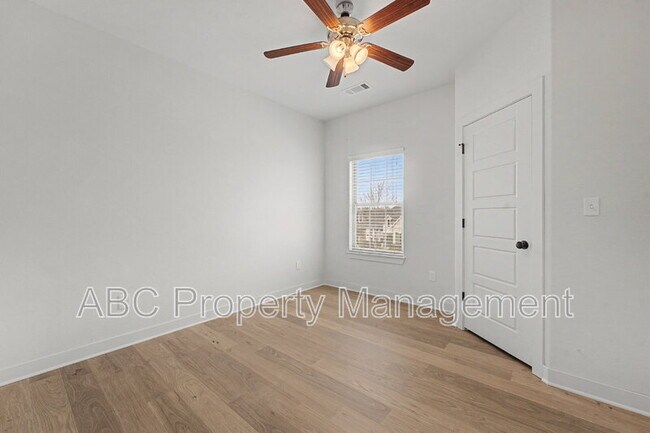 Building Photo - 3213 SW Hillstone Ave