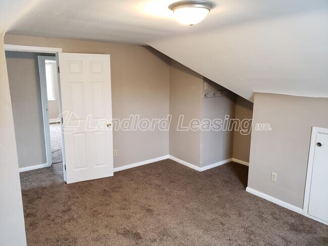 Building Photo - Spacious 4 Bedroom Home in Vermilion Near ...