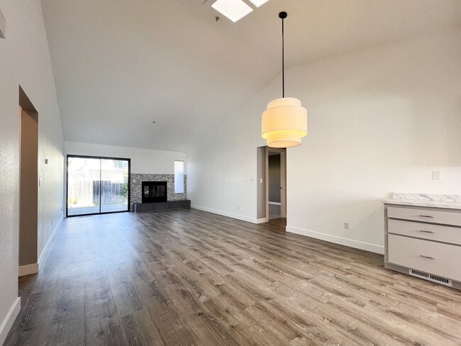 Building Photo - Beautifully Remodeled 2-Bedroom, 2-Bathroom Townhome with Single-Car Garage