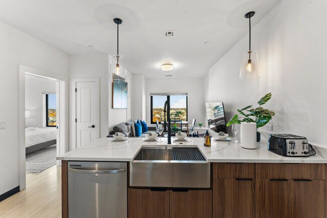 Building Photo - 600 Broadway-SI ID1240311P