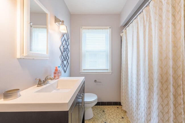 Building Photo - Lovely 3 Bedroom Home in Minneapolis