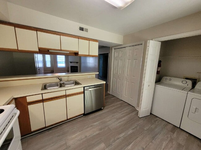 Building Photo - 2 Bedroom Condo Near Chicks Beach!