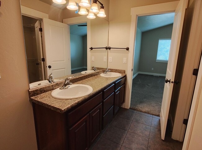 Building Photo - AMAZING CONDO 2 MASTER SUITES 2 CAR GARAGE