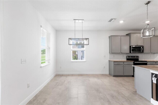 Building Photo - 33034 Sand Creek Dr