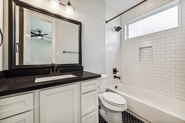 Building Photo - 912 Yale St