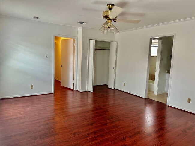 Building Photo - 10902 Olympia Dr