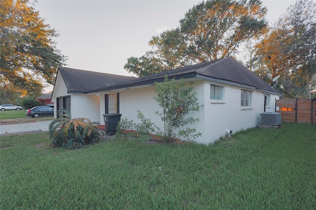 Building Photo - 11611 Sagedowne Ln