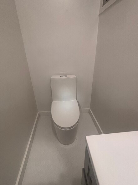 Building Photo - 3059 E 5th St