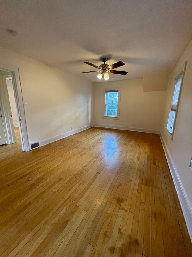 Building Photo - AVAILABLE JUNE - Beautiful 2 Bed 1 Bath Woodland Home