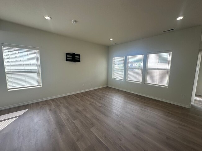 Building Photo - Modern 3-Bed, 3-Bath Home in District 20!!