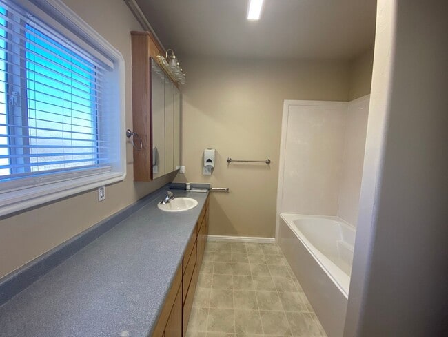 Building Photo - 2 Bed 2 Bath Apartment *UTILITIES INCLUDED*
