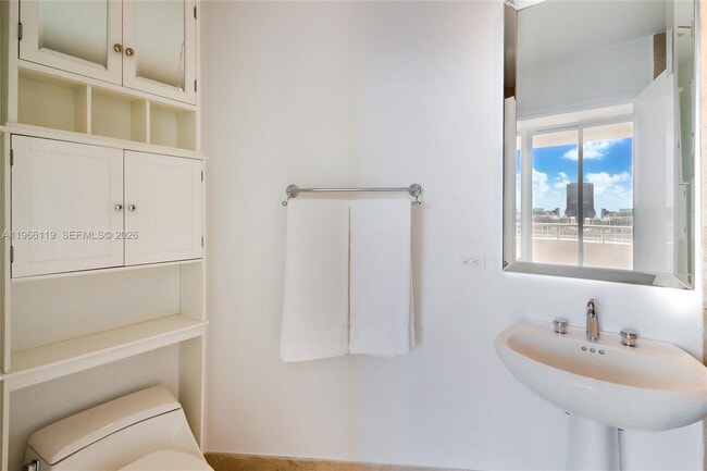 Building Photo - 848 Brickell Key Dr