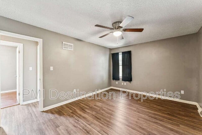 Building Photo - 525 NE Karapat Dr