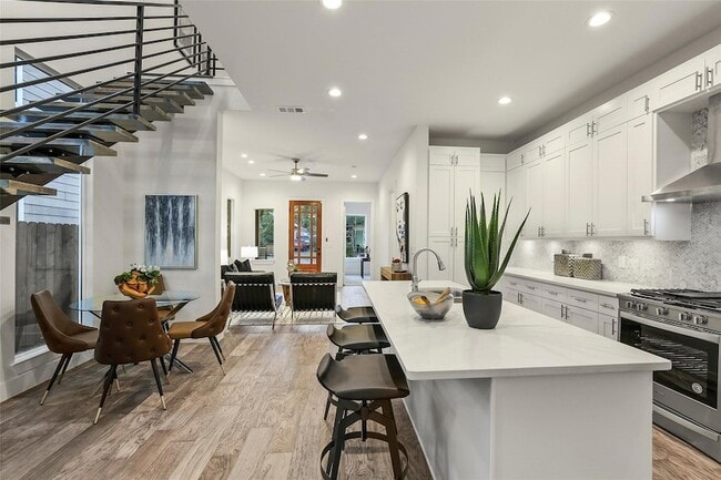 Building Photo - 933 W Eighth Street Unit