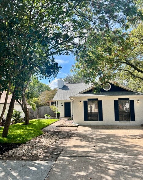 Primary Photo - 807 Kavanagh Dr