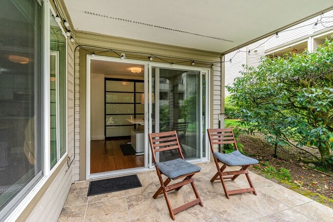 Building Photo - Updated Bellevue Condo in Racquet Club — P...