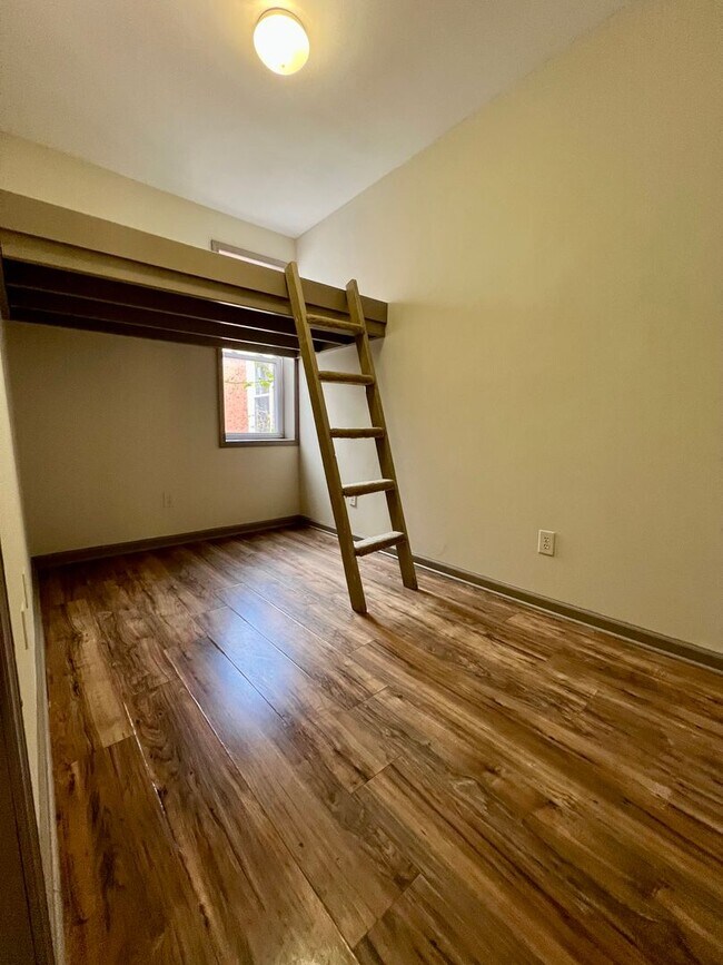 Building Photo - Spacious 4-Bedroom Townhome Near Temple! Available NOW!