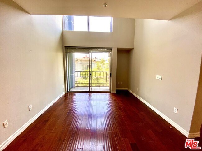 Building Photo - 629 Traction Ave