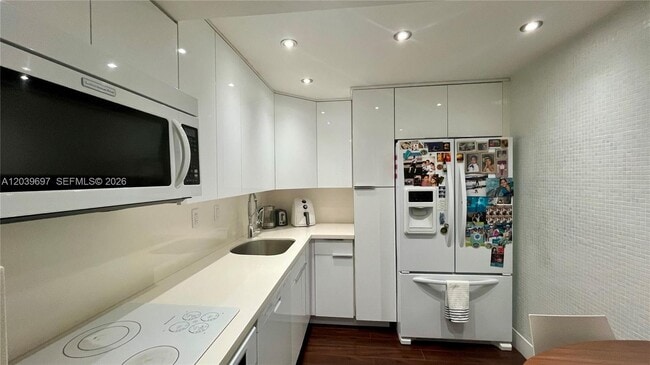 Building Photo - 3701 N Country Club Dr