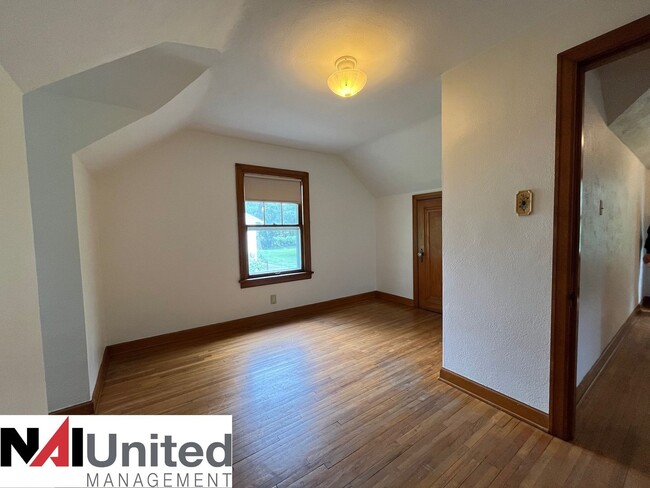 Building Photo - Three bedroom, one bathroom home for rent