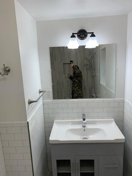 Building Photo - 229 E 237th St