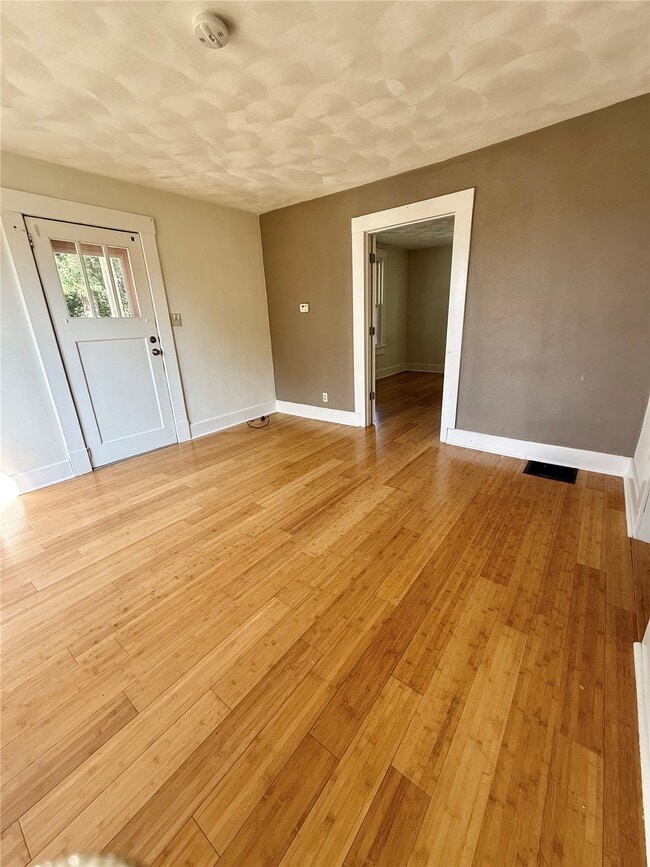 Building Photo - 115 S Lawn Ave