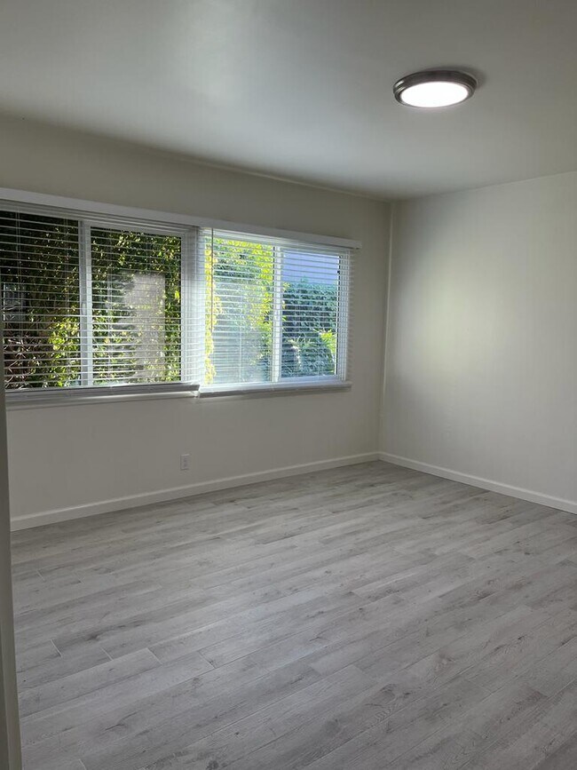 Building Photo - 323 Virginia St