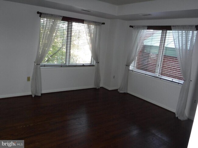 Building Photo - 545 E Braddock Rd