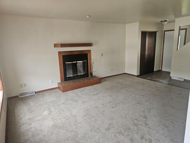 living room - 741 Aspen Ave