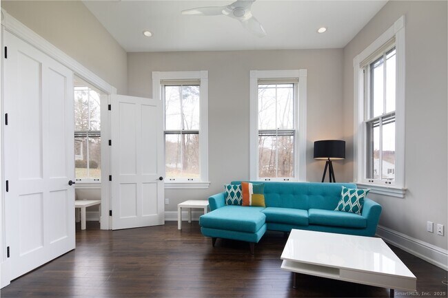 Building Photo - 33 Sharon Rd